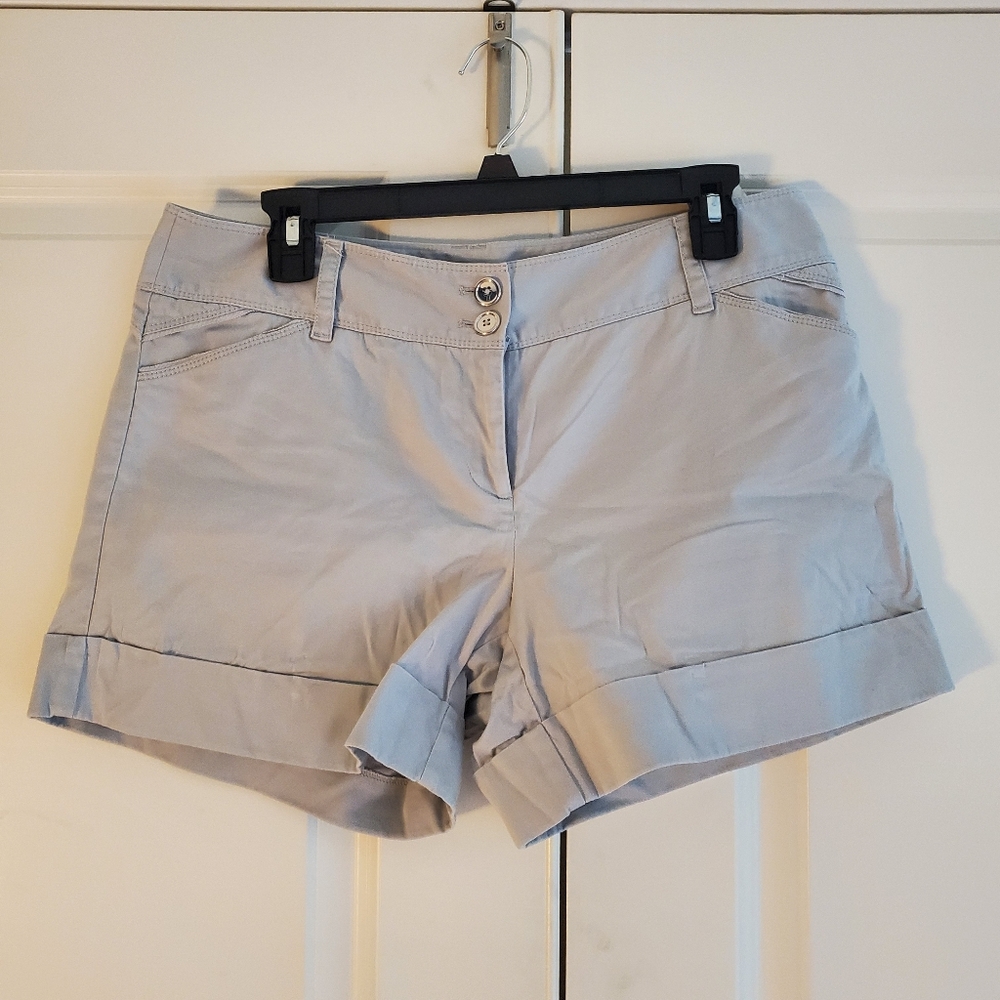 Chic White House Black Market Light Gray Women's Shorts, Size 10, Summer Fun